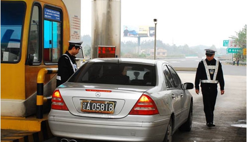 男子使用假證還毒駕,民警一眼識破 二代身份證讀卡器